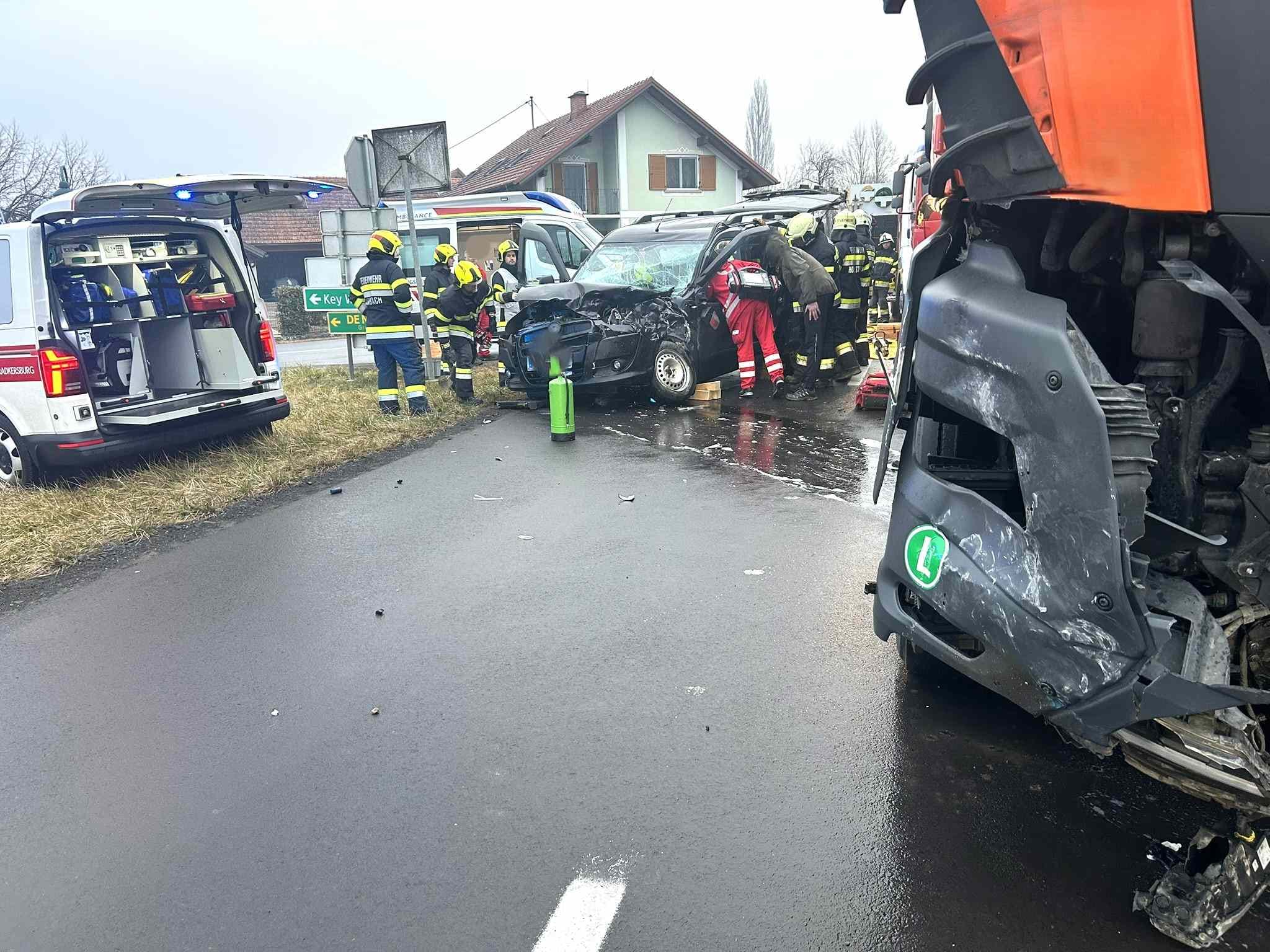 T10 – Schwerer Verkehrsunfall Karbach