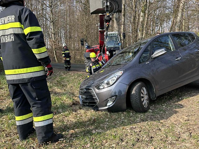 Stiller Alarm für die FF Dirnbach: Fahrzeug im Graben, Fahrzeugbergung